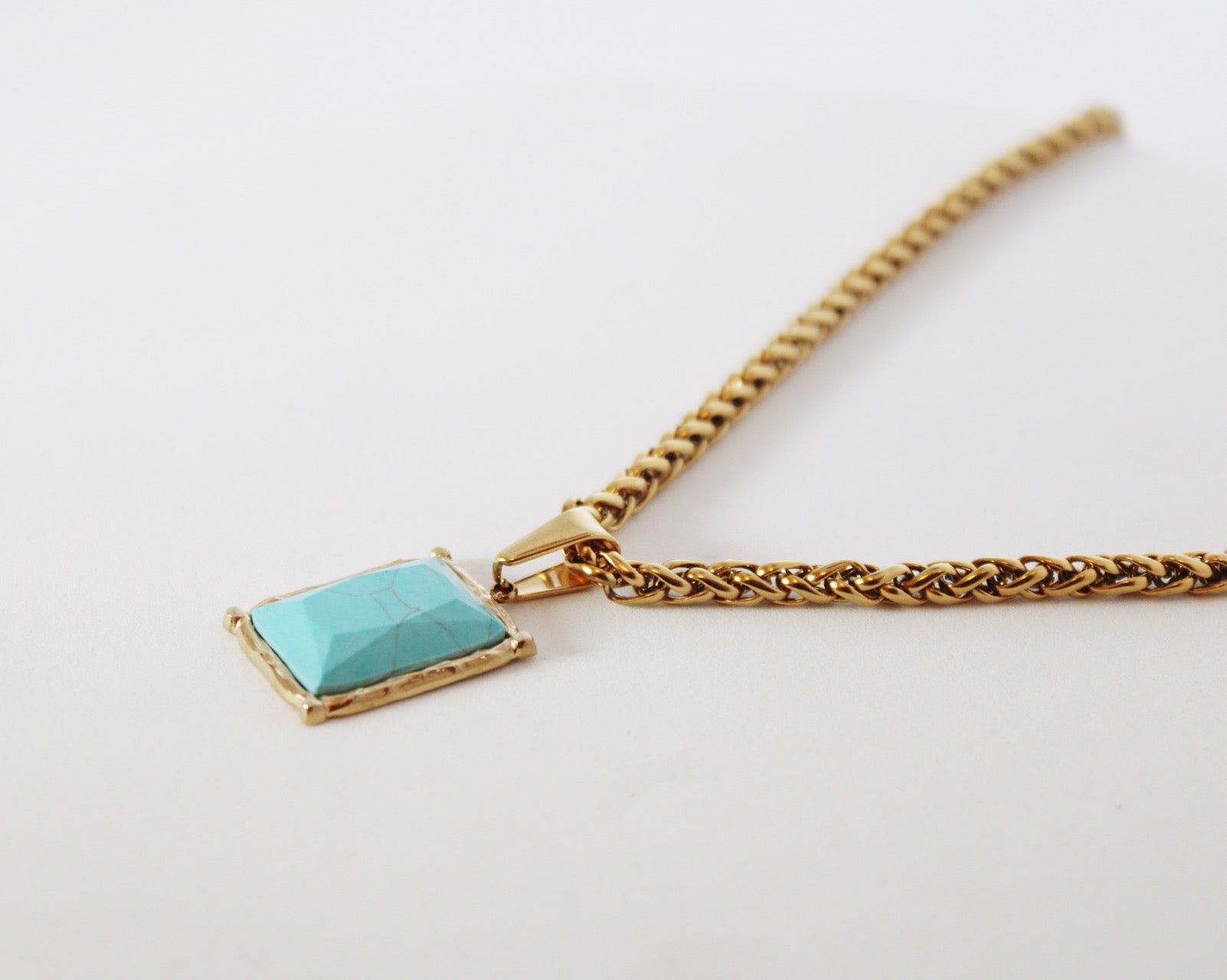 Sautoir turquoise carré