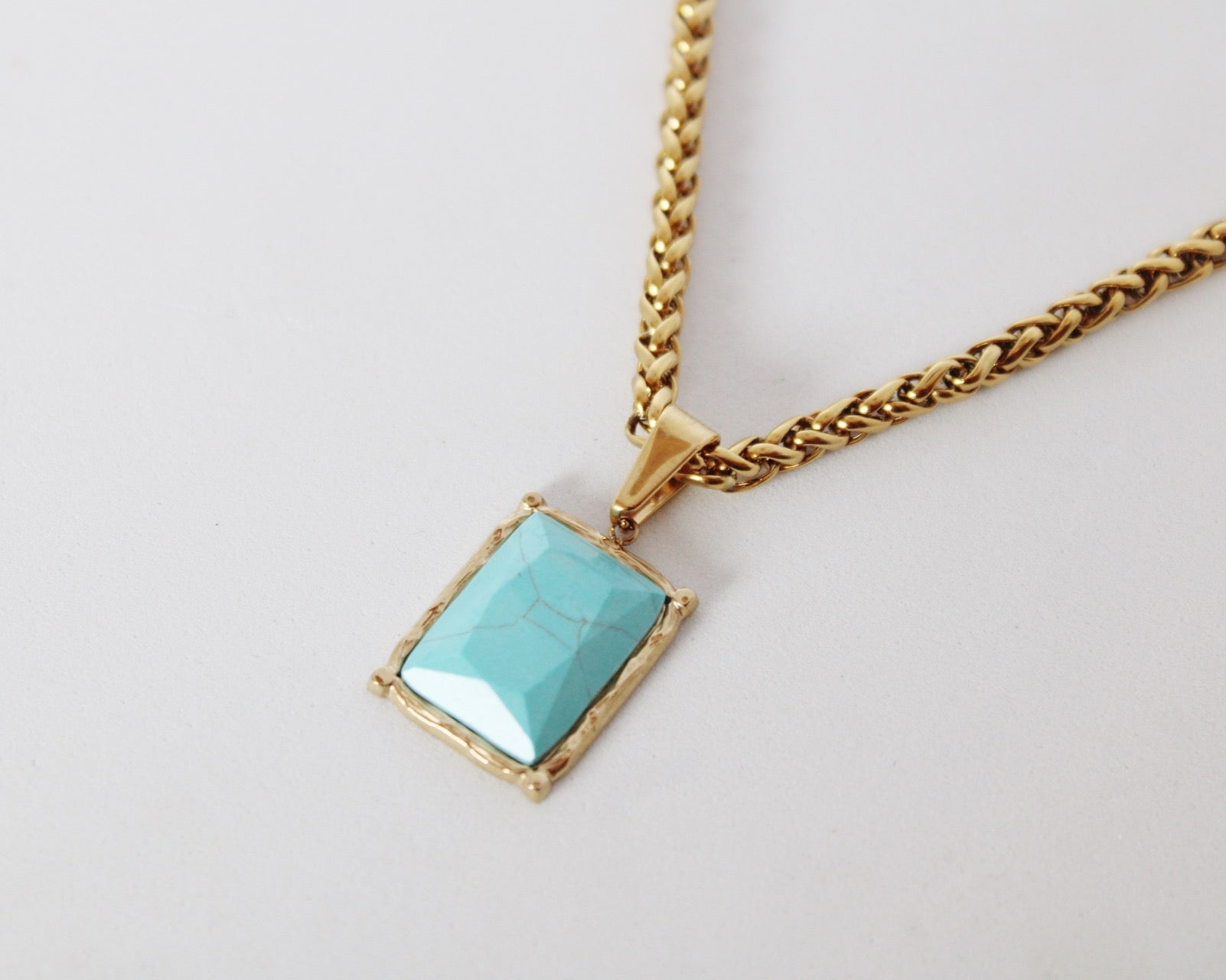 Sautoir turquoise carré